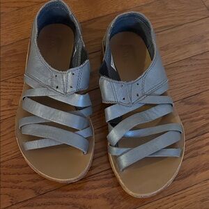 Sorel Women’s boho strappy leather Sandals in a pewter gray color.